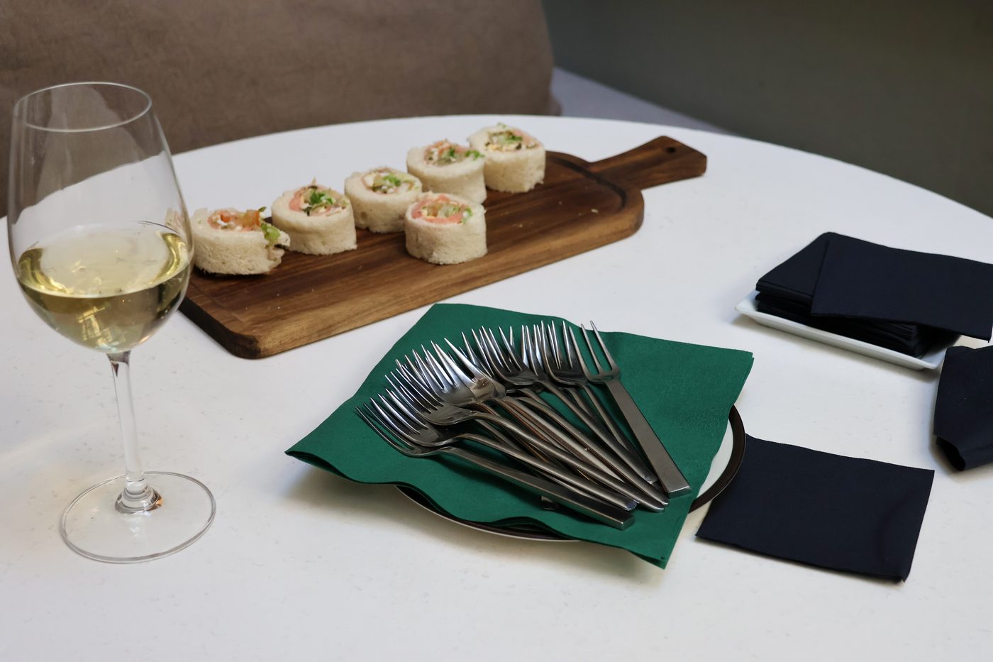 Mise en place con vino blanco