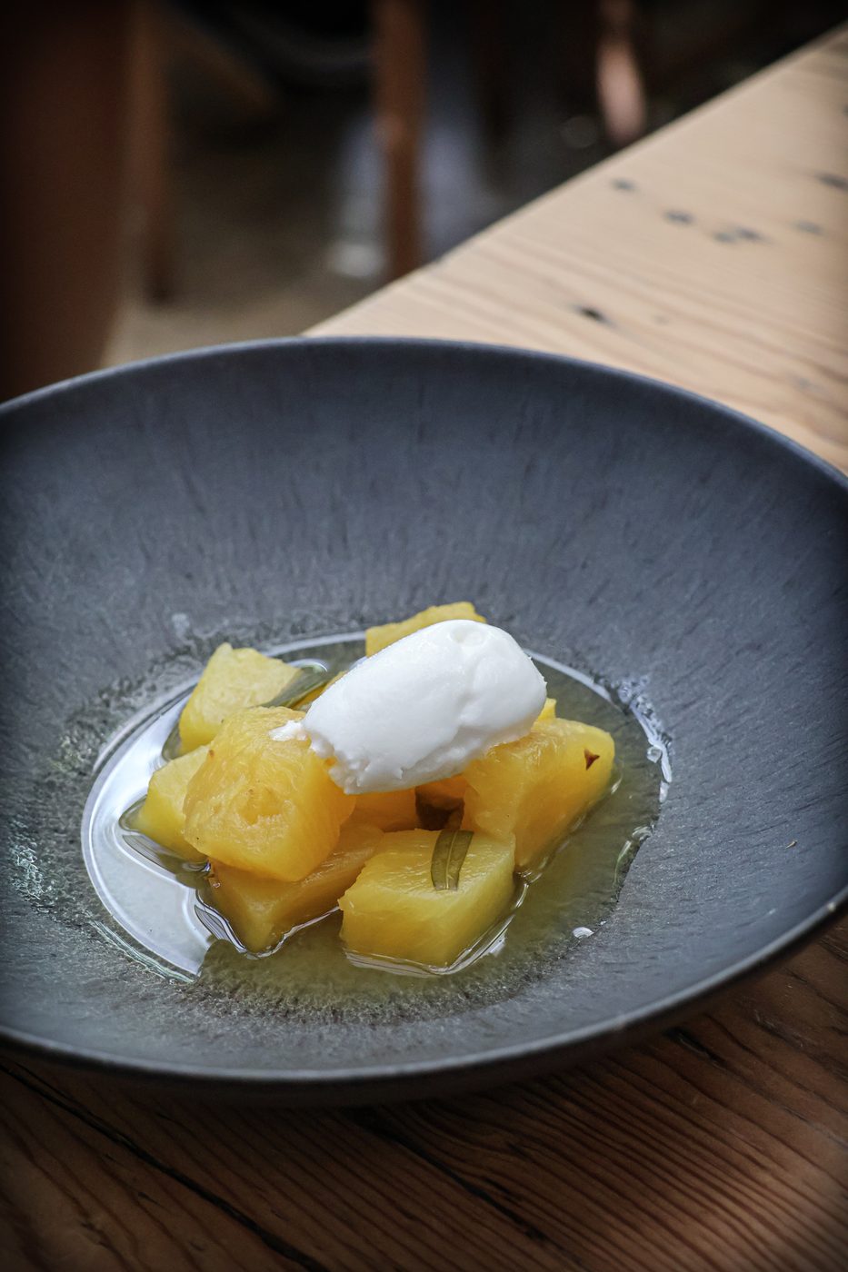 Postre de piña con helado