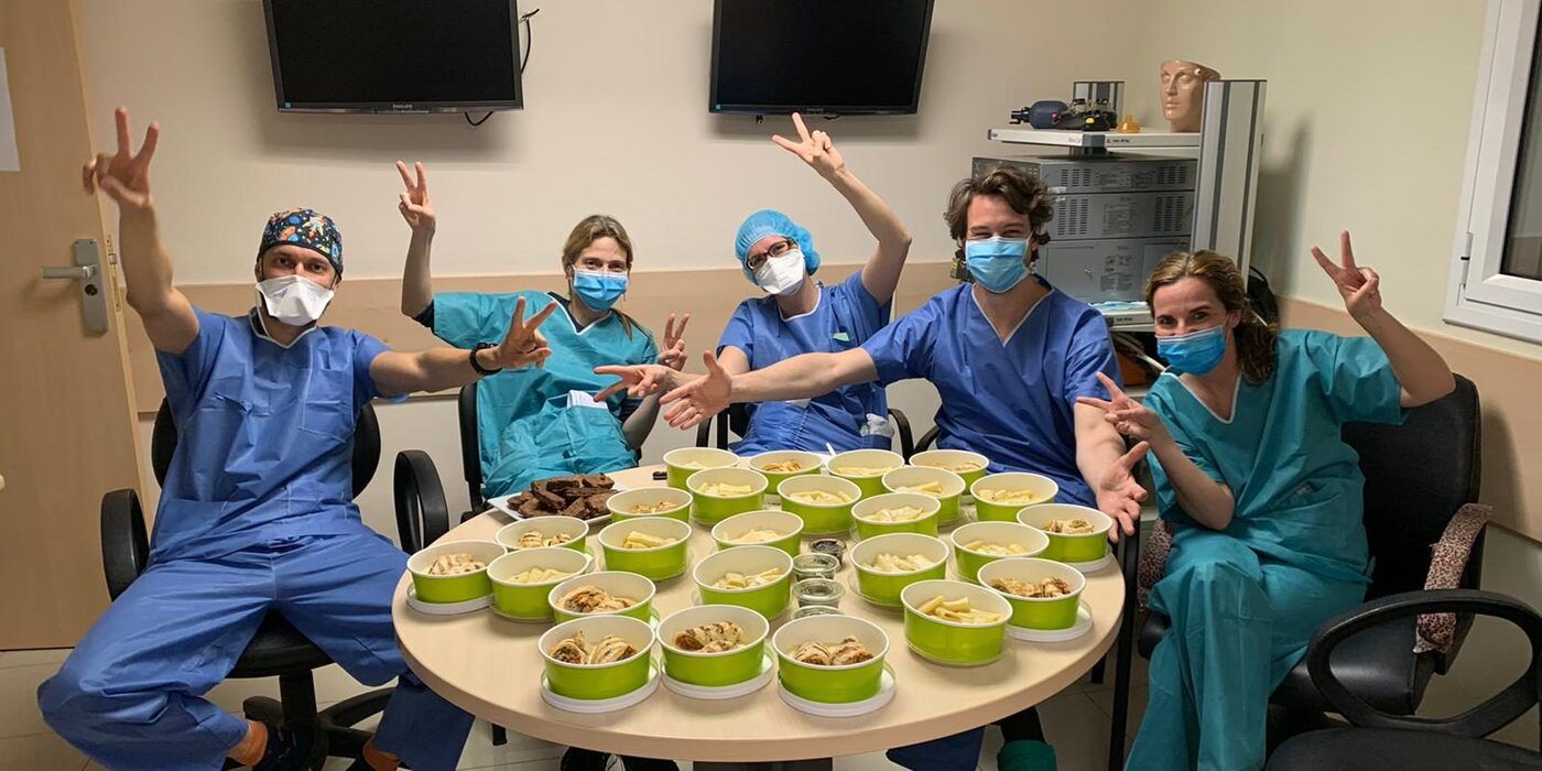 El equipo de Mordisco con la comida preparada para el personal sanitario del Hospital Clínic